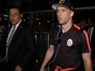 Lukas Podolski saldırıya uğradı!