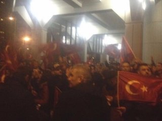 Türkler ayakta! Rotterdam'da İstiklal Marşı!