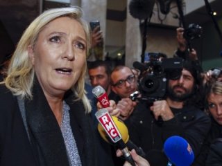 İslam düşmanı Le Pen'in korkunç başörtüsü vaadi!