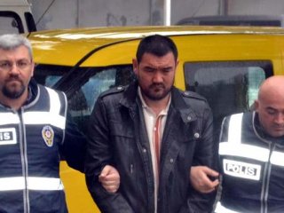 Salçaya kızıp karısını doğradı