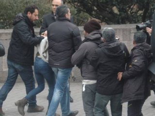 "Öcalan’a idam” pankartı asan öğrencilere saldırı