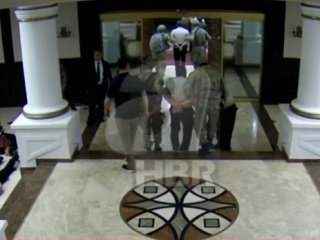 Komutanların başına çuval geçirmişler