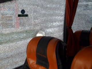 AK Parti'nin otobüsü taşlı saldırıya uğradı