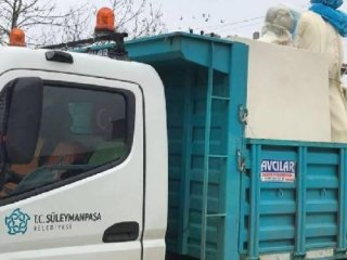 CHP'li belediye Atatürk heykeline çöp poşeti taktı