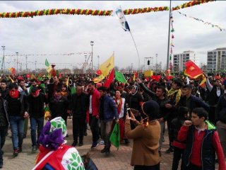 Nevruz kutlamasında 'hayır' pankartları