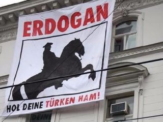 Türk Büyükelçiliği'ne çirkin pankart