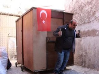 Sokakta kalınca bunu yaptı! 5 kişilik aile...