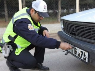 Resmi plaka bile satıyorlar