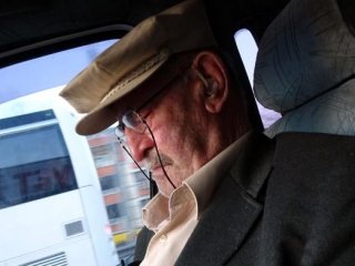 Evde uyuyamayan babasını minibüsle gezdiriyor