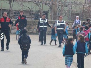 Okulların çevresinde denetimde 576 kişi yakalandı