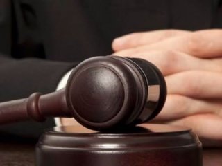 Duruşmada mahkeme heyetini tehdit etti