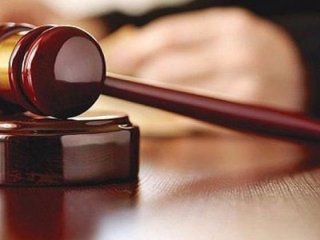 FETÖ davasında olay! Etek fırlattı