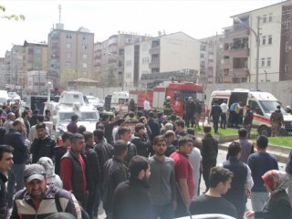 Patlama bölgesinde polis bu anonsu yapıyor