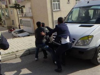 Çılgına döndü! Oğlunu sopayla kovaladı