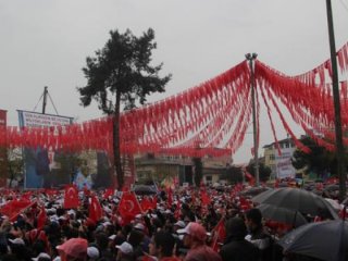 Mitingte kalp krizi geçiren vatandaş öldü