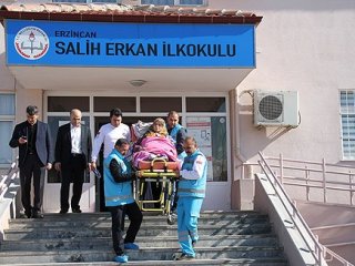 Oyunu sedyeyle kullandı