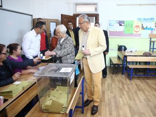 Deniz Baykal Antalya'da oyunu kullandı