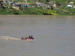 Botlarla gelip, oylarını kullandılar!