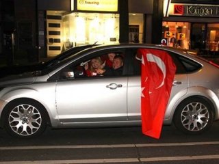 Alman polisinden kutlama yapan Türklere ceza