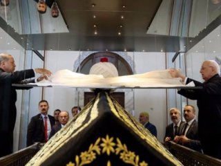 FETÖ'cülerin çaldığı Yavuz'un kaftanı türbede