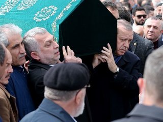 Cumhurbaşkanı tabuta omuz verdi!