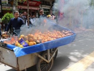 Zabıtaya kızıp tezgahını yaktı!