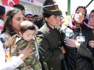 Şehit babalarını asker üniformasıyla uğurladılar