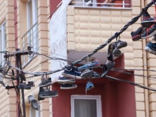 Esenyurt'ta tellere asılı ayakkabılar şifre mi?