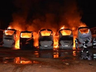 Korkunç gece! 6 otobüs cayır cayır yandı