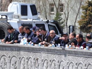 Duvar üstünde kumanya! Onların tatili yok