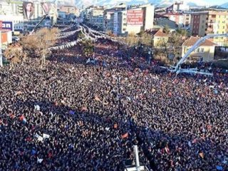 Mitingi provoke etmek için kızları kullandılar!