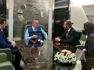 Erdoğan'ın uçağında sürpriz misafirler