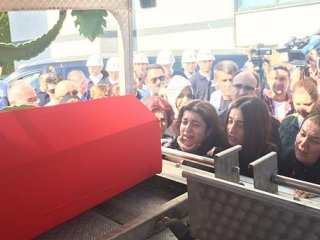 Gözyaşları sel oldu! Bakana sarılıp ağladı