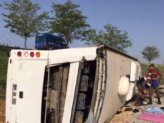 Yolcu otobüsü devrildi! 40 kişi yaralandı
