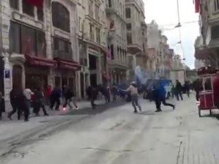 Yunanlar yine ortalığı karıştırdı! Taksim'de olay