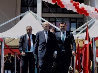 Devlet Bahçeli pankartı görünce Erdoğan'a seslendi