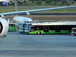 Yolcunun hostese verdiği not paniğe neden oldu