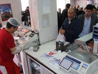 Et ve Süt Kurumu önünde ucuz et kuyruğu