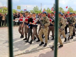 Darbeci albay şehit yakınlarını tahrik etti...