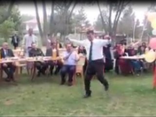 Kaymakam'dan müthiş zeybek oyunu