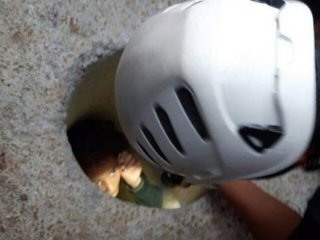 Elektrik direği için açılan deliğe sıkıştı