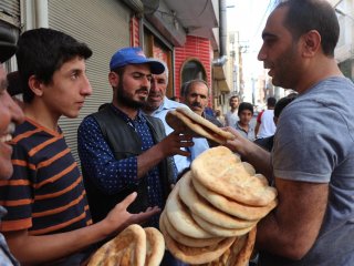 Bedava PİDE kuyruğu