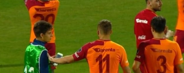 Ne yaptın Podolski! Yakışmadı...