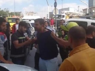 Polislere "polis gelsin" diyerek direndi