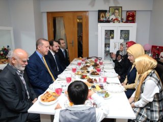 Cumhurbaşkanı Erdoğan şehit ailesiyle iftar yaptı
