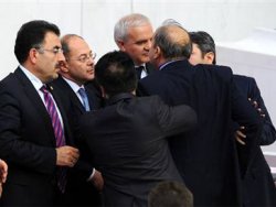 Meclis yine birbirine girdi