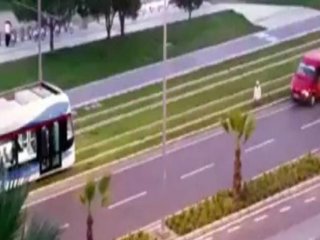 Tramvay namaz kılan adamı bekledi