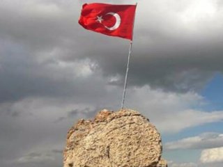 Şehit generalin gösterdiği hedefe bayrak çekildi