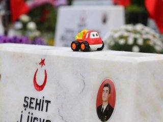 Şehitlikte yürek burkan eşyalar