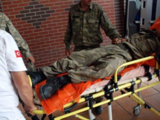 Asker ve köylülerin üzerine yıldırım düştü!